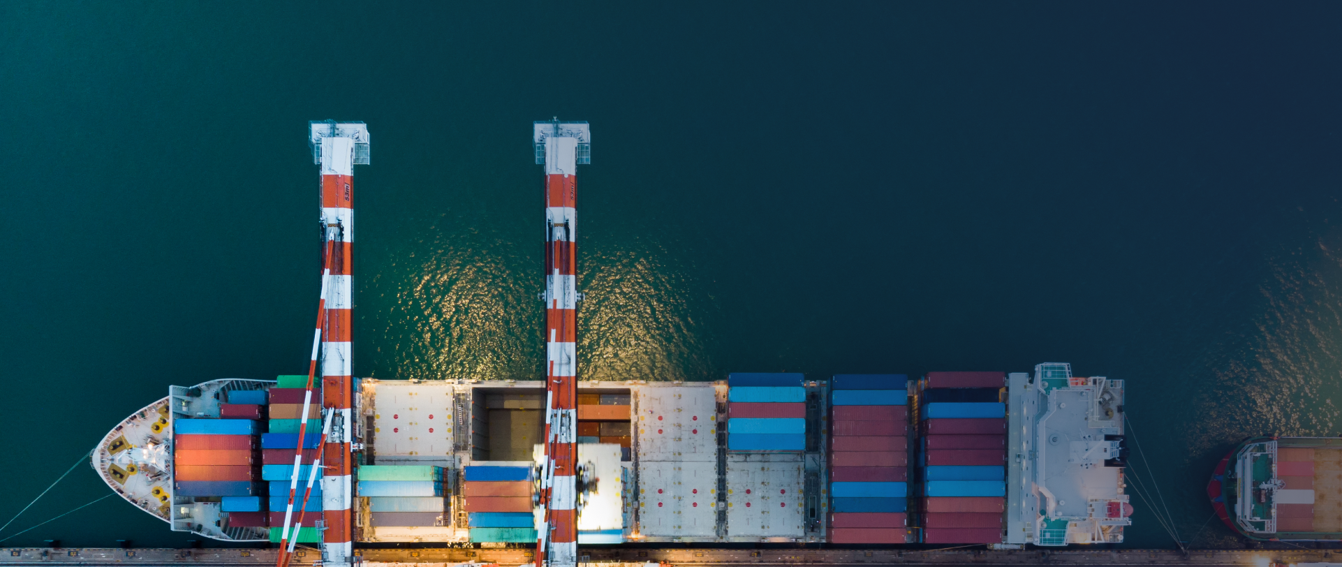 Navio de Containers em um porto sendo carregado